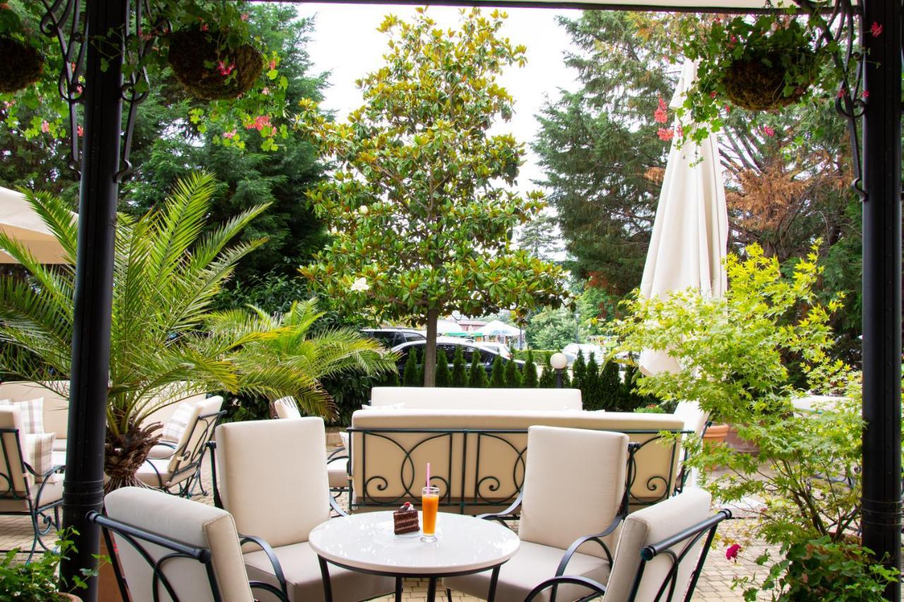 Admiral Hotel Zlatni pjasătsi Eksteriør bilde The hotel's garden